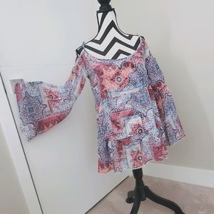 Adorable flare sleeved blouse. Print Multi color